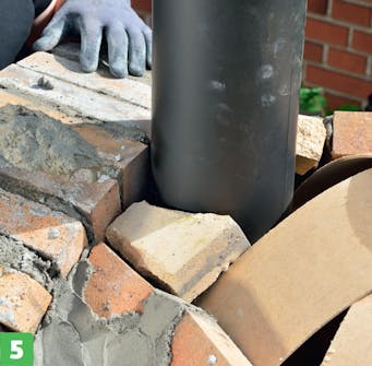 Skorstenen till murad pizzaugn Skorstenen till murad pizzaugn ska på plats